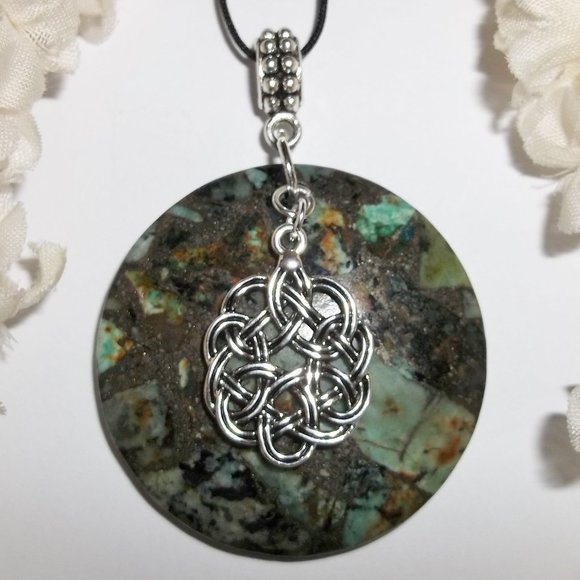 Celtic Knot Necklace with Green Gemstone NWT 5315 - Picture 1 of 8